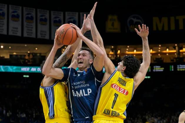 Bilder des Jahres 2025, Sport 01 Januar Sport Themen der Woche KW03 Sport Bilder des Tages GER, Berlin, Basketball, Alba Berlin vs MLP Academics Heidelberg, BBL, Basketball, Uber Arena, 18.01.2025, im Bild v.l.: Kessens (Alba Berlin, 0), Ryan Mikesell (MLP Academic Heidelberg, 33), Gabriele Procida (Alba Berlin, 01), Zweikampf, Action, Kampf, kaempft um den Ball, Copyright: HMBxMedia UwexKoch
