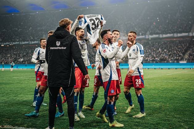 Bilder des Jahres 2025, Sport 01 Januar Sport Themen der Woche KW03 Sport Bilder des Tages Fußball Männer Saison 2024 2025 2. Fußball-Bundesliga 18. Spieltag Hamburger SV vs. 1. FC Köln 18.01.2025 Daniel Elfadli ( 8, HSV) hält ein Trikot von Noah Katterbach ( 33, HSV) nach dem Tor von Ransford Königsdörffer ( 11, HSV) Jubel Hamburg Volksparkstadion Hamburg Deutschland