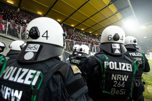 Bilder des Jahres 2025, Sport 01 Januar Sport Themen der Woche KW03 Sport Bilder des Tages 3.Liga: Alemannia Aachen - Rot-Weiss Essen; 19.01.2025 Polizisten stehen vor dem Gästeblock, Fans von Rot-Weiss Essen. 3.Liga: Alemannia Aachen - Rot-Weiss Essen; Tivoli, Aachen; 19.01.2025 DFB regulations prohibit any use of photographs as image sequences and or quasi video. Copyright: xBEAUTIFULxSPORTS Buriakovx