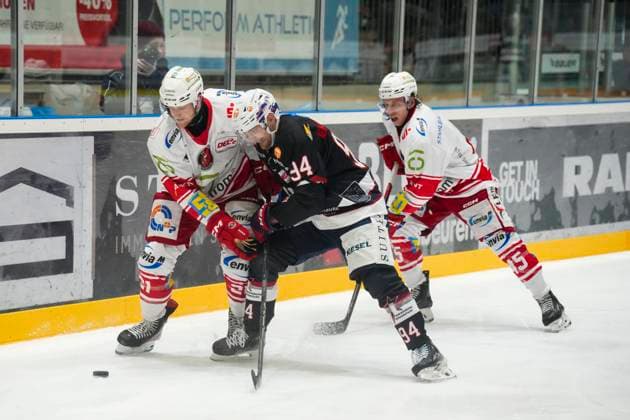 Kampf um den Puck Zweikampf zwischen Mirko Sacher (Eispiraten Crimmitschau, 21) gegen Jan Nijenhuis (Towerstars Ravensburg, 94) , GER, Ravensburg Towerstars vs. Eispiraten Crimmitschau, Eishockey, DEL2, Spielzeit 2024 2025, Spieltag 39, 21.01.25 GER, Ravensburg Towerstars vs. Eispiraten Crimmitschau, Eishockey, DEL2, Spielzeit 2024 2025, Spieltag 39, 21.01.25 Ravenburg Copyright: xEibner-Pressefoto MaximilianxRistx EP_MRT