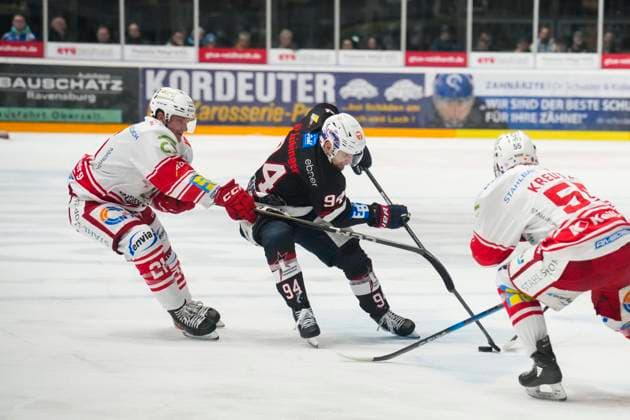 Kampf um den Puck Zweikampf zwischen Mirko Sacher (Eispiraten Crimmitschau, 21) gegen Jan Nijenhuis (Towerstars Ravensburg, 94) , GER, Ravensburg Towerstars vs. Eispiraten Crimmitschau, Eishockey, DEL2, Spielzeit 2024 2025, Spieltag 39, 21.01.25 GER, Ravensburg Towerstars vs. Eispiraten Crimmitschau, Eishockey, DEL2, Spielzeit 2024 2025, Spieltag 39, 21.01.25 Ravenburg Copyright: xEibner-Pressefoto MaximilianxRistx EP_MRT