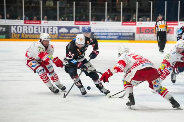 Kampf um den Puck Zweikampf zwischen Mirko Sacher (Eispiraten Crimmitschau, 21) gegen Jan Nijenhuis (Towerstars Ravensburg, 94) , GER, Ravensburg Towerstars vs. Eispiraten Crimmitschau, Eishockey, DEL2, Spielzeit 2024 2025, Spieltag 39, 21.01.25 GER, Ravensburg Towerstars vs. Eispiraten Crimmitschau, Eishockey, DEL2, Spielzeit 2024 2025, Spieltag 39, 21.01.25 Ravenburg Copyright: xEibner-Pressefoto MaximilianxRistx EP_MRT