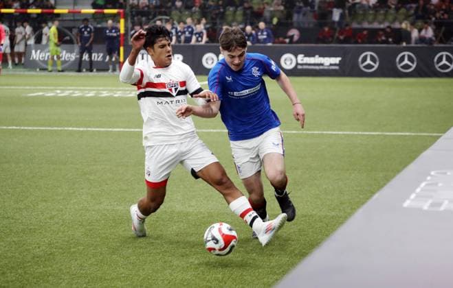 12.01.25 Mercedes-Benz JuniorCup 2025 Deutschland, Sindelfingen, 12.01.2025, Fussball, Junioren, Mercedes-Benz JuniorCup 2025: v.l. Nicolas Bosshardt (FC Sao Paulo), Findlay Curtis (Glasgow Rangers).
