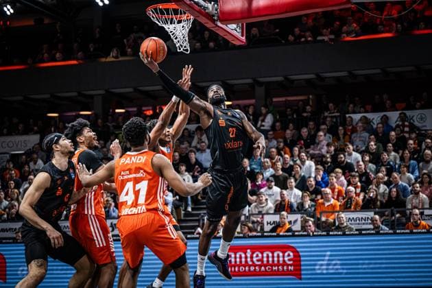 Bilder des Jahres 2025, Sport 01 Januar Sport Themen der Woche KW04 Sport Bilder des Tages 1. Basketball Bundesliga, easyCredit BBL, Saison 2024 2025, Herren, Hauptrunde, 18. Spieltag, 24.01.2025, RASTA Vechta - Niners Chemnitz Eddy Edigin Jr. ( 27 - Niners Chemnitz) beim Korbleger Vechta RASTA Dome Niedersachsen Deutschland