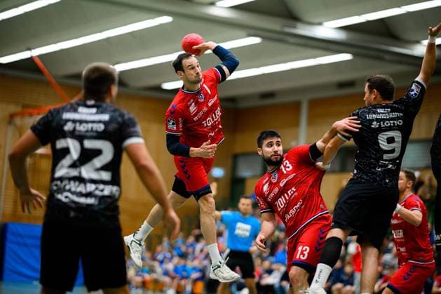 Bilder des Jahres 2025, Sport 01 Januar Sport Themen der Woche KW04 Sport Bilder des Tages Münchingen: HBL Testspiel - 24 25 - SG BBM Bietigheim - Eulen Ludwigshafen Dominik Claus (SG BBM Bietigheim), Juan de la Pena (Bietigheim), Marc-Robin Eisel (Eulen) Münchingen Sporthalle Baden-Württemberg Deutschland