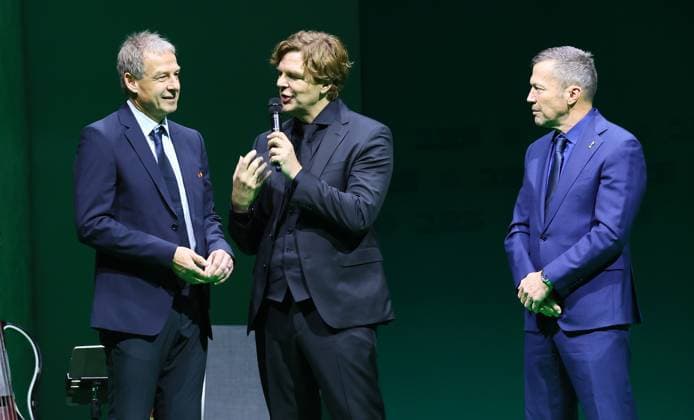 Bilder des Jahres 2025, Sport 01 Januar DFB 125 Jahre Leipzig, 24.01.2025, Kongresshalle, Festakt 125 Jahre DFB Jubiläum , Im Bild v.l.: DFB Ehrenspielführer Jürgen Klinsmann, Moderator Michael Steinbrecher und DFB Ehrenspielführer Lothar Matthäus ,