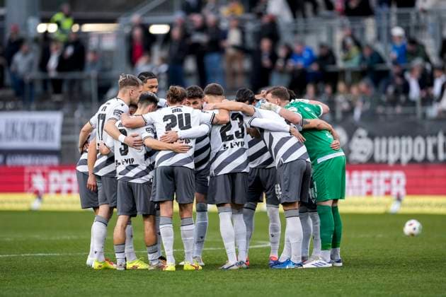 Spieler vom SV Sandhausen (SVS), schwören sich mit einem Mannschaftskreis vor dem Anpfiff ein, Kreis, Teamkreis, Konzentration, Kameradschaft, Ansprache, Motivation, 25.01.2025, Sandhausen (Deutschland), Fussball, 3. Liga, SV Sandhausen - 1. FC Saarbrücken, DFB DFL REGULATIONS PROHIBIT ANY USE OF PHOTOGRAPHS AS IMAGE SEQUENCES AND OR QUASI-VIDEO.