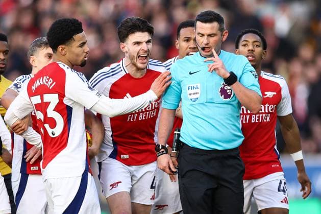 Bilder des Jahres 2025, Sport 01 Januar Sport Themen der Woche KW04 Sport Bilder des Tages Wolverhampton Wanderers v Arsenal 25 January 2025, Wolverhampton - Premier League Football - Wolverhampton Wanderers v Arsenal - Ethan Nwaneri, Declan Rice of Arsenal and Gabriel of Arsenal complain to match referee Michael Oliver after a red card was given to Myles Lewis-Skelly of Arsenal - Photo: Jacques Feeney Offside. Wolverhampton UK Copyright: xJacquesxFeeneyx xOffsidexOffside