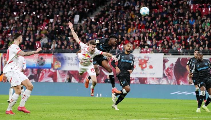 Bilder des Jahres 2025, Sport 01 Januar Sport Themen der Woche KW04 Sport Bilder des Tages Christoph Baumgartner, Edmond Tapsoba erzielt das Eigentoror zum 2:2 Ausgleich Fußball Fussball DFL Bundesliga Herren 19. Spieltag Saison 2024 2025 25.01.2025 RasenBallsport RB Leipzig RBL vs. Bayer 04 Leverkusen in der RedBull Arena DFL regulations prohibit any use of photographs as image sequences and or quasi-video.