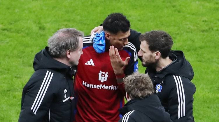 Bilder des Jahres 2025, Sport 01 Januar Sport Themen der Woche KW04 Sport Bilder des Tages Davie Selke geht mit Kopfverletzung vom Platz Fußball Fussball DFL 2.Bundesliga Herren 19. Spieltag Saison 2024 2025 25.12.2024 Hertha BSC Berlin vs. Hamburger SV HSV DFL regulations prohibit any use of photographs as image sequences and or quasi-video