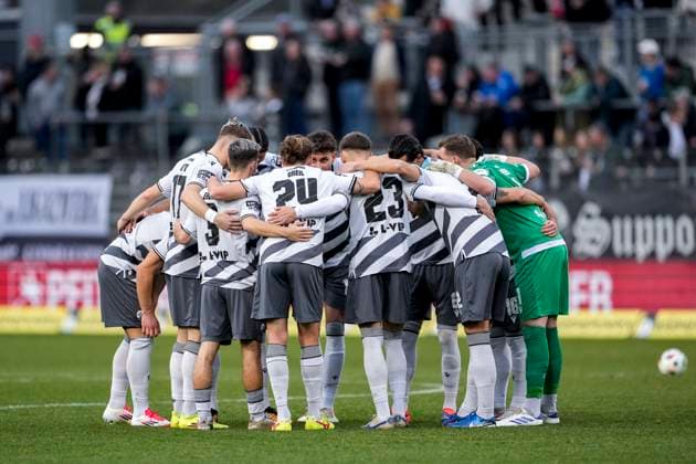 Spieler vom SV Sandhausen (SVS), schwören sich mit einem Mannschaftskreis vor dem Anpfiff ein, Kreis, Teamkreis, Konzentration, Kameradschaft, Ansprache, Motivation, 25.01.2025, Sandhausen (Deutschland), Fussball, 3. Liga, SV Sandhausen - 1. FC Saarbrücken, DFB DFL REGULATIONS PROHIBIT ANY USE OF PHOTOGRAPHS AS IMAGE SEQUENCES AND OR QUASI-VIDEO.