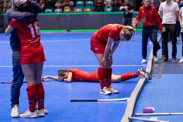 Bilder des Jahres 2025, Sport 01 Januar Sport Themen der Woche KW04 Sport Bilder des Tages Volvo E.R.B. Final 4 Finale Frauen: Berliner HC - Mannheimer HC, 26.01.2025 Ida-Marie Köllinger (Berliner HC 24) & Alina Sophie Jäger (Berliner HC 13) nach der Niederl0age traurig, am Boden, niedergeshlagen, Berliner HC - Mannheimer HC, Frankfurt, Süwag Arena, 26.1.2025 Copyright: xBEAUTIFULxSPORTS Gawlikx