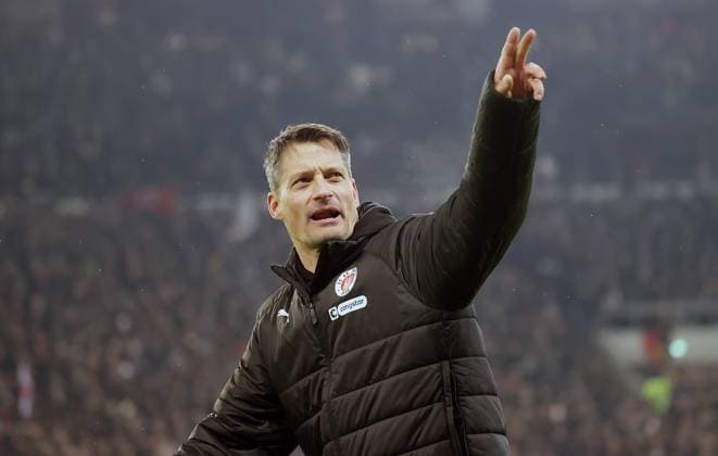 Cheftrainer Alexander Blessin (FC St. Pauli) feiert den Sieg Fussball, 1.BL, Saison 2024-2025, Herren, FC St.Pauli gegen 1.FC Union Berlin, 3-0 DFL REGULATIONS PROHIBIT ANY USE OF PHOTOGRAPHS AS IMAGE SEQUENCES AND OR QUASI-VIDEO.