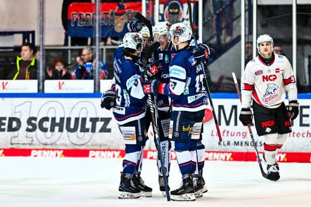 Torjubel, Jubel, Freude bei Torschütze Stanislav Dietz (Iserlohn Roosters, 67) Emil Quaas (Iserlohn Roosters, 17) Eric Cornel (Iserlohn Roosters, 18) Manuel Alberg (Iserlohn Roosters, 63), GER, Iserlohn Roosters vs. Nuernberg Ice Tigers, Eishockey, Penny-DEL, 41. Spieltag, Spielzeit 2024 2025, 28.01.2025, GER, Iserlohn Roosters vs. Nuernberg Ice Tigers, Eishockey, Penny-DEL, 41. Spieltag, Spielzeit 2024 2025, 28.01.2025 Iserlohn Copyright: xJonasxBrockmann Eibner-Pressefotx EP_JBN