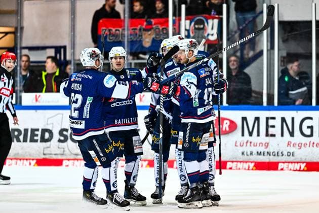 Torjubel, Jubel, Freude bei Torschütze Stanislav Dietz (Iserlohn Roosters, 67) Emil Quaas (Iserlohn Roosters, 17) Eric Cornel (Iserlohn Roosters, 18) Manuel Alberg (Iserlohn Roosters, 63) John Broda (Iserlohn Roosters, 22), GER, Iserlohn Roosters vs. Nuernberg Ice Tigers, Eishockey, Penny-DEL, 41. Spieltag, Spielzeit 2024 2025, 28.01.2025, GER, Iserlohn Roosters vs. Nuernberg Ice Tigers, Eishockey, Penny-DEL, 41. Spieltag, Spielzeit 2024 2025, 28.01.2025 Iserlohn Copyright: xJonasxBrockmann Eibner-Pressefotx EP_JBN