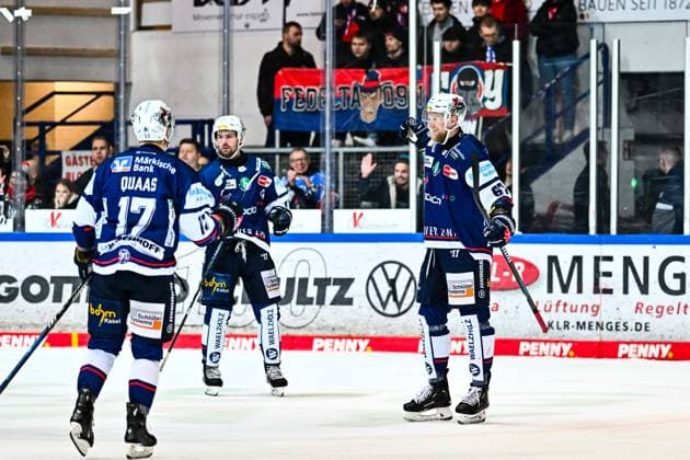 Torjubel, Jubel, Freude bei Torschütze Stanislav Dietz (Iserlohn Roosters, 67) Emil Quaas (Iserlohn Roosters, 17) Eric Cornel (Iserlohn Roosters, 18), GER, Iserlohn Roosters vs. Nuernberg Ice Tigers, Eishockey, Penny-DEL, 41. Spieltag, Spielzeit 2024 2025, 28.01.2025, GER, Iserlohn Roosters vs. Nuernberg Ice Tigers, Eishockey, Penny-DEL, 41. Spieltag, Spielzeit 2024 2025, 28.01.2025 Iserlohn Copyright: xJonasxBrockmann Eibner-Pressefotx EP_JBN