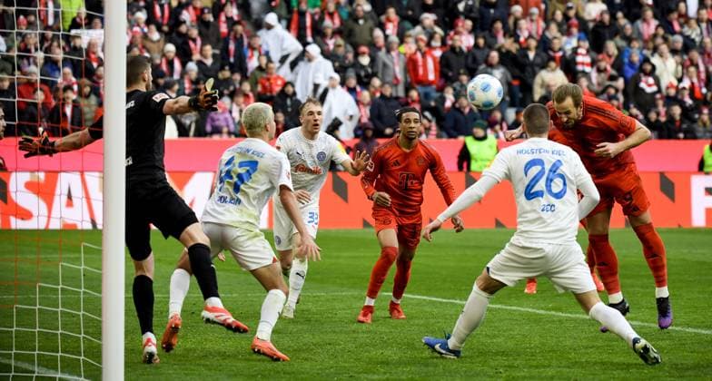 Bilder des Jahres 2025, Sport 02 Februar Sport Themen der Woche KW05 Sport Bilder des Tages 01.02.2025, xemx, Fussball 1.Bundesliga, FC Bayern Muenchen - Holstein Kiel v.l. Harry Kane (FC Bayern Muenchen) Goal scored, erziehlt das Tor zum 2:0 (DFL DFB REGULATIONS PROHIBIT ANY USE OF PHOTOGRAPHS as IMAGE SEQUENCES and or QUASI-VIDEO) Muenchen
