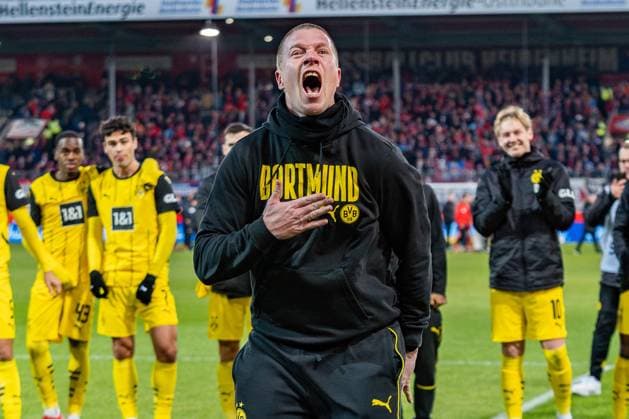 Bilder des Jahres 2025, Sport 02 Februar Sport Themen der Woche KW05 Sport Bilder des Tages 01.02.2025, 1. FC Heidenheim vs. Borussia Dortmund, 1. Bundesliga, 20. Spieltag Mike Tullberg (Borussia Dortmund, Trainer) jubelt nach Abpfiff Wichtiger Hinweis: Gemaess den Vorgaben der DFL Deutsche Fussball Liga bzw. des DFB Deutscher Fussball-Bund ist es untersagt, in dem Stadion und oder vom Spiel angefertigte Fotoaufnahmen in Form von Sequenzbildern und oder videoaehnlichen Fotostrecken zu verwerten Copyright: xBahhoxKarax