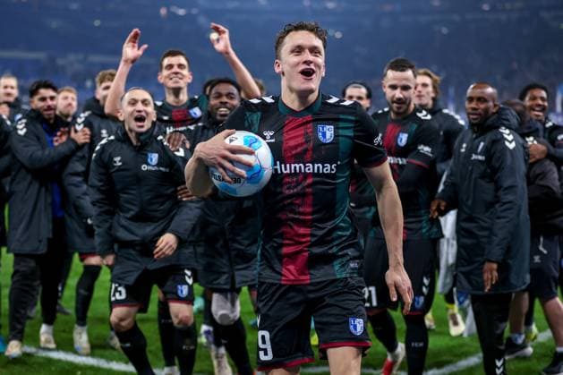 Bilder des Jahres 2025, Sport 02 Februar Sport Themen der Woche KW05 Sport Bilder des Tages 01.02.2025, Fußball, FC Schalke 04 - 1. FC Magdeburg, 2.. Fußball Bundesliga, 20. Spieltag, Veltins-Arena Gelsenkirchen, Saison 2024 2025: Freude und Emotionen nach dem 5:1 Sieg für Magdeburg. Der vierfache Torschütze Martijn Kaars (1.FC Magdeburg 9) hat sich den Spielball gesichert und steht jubelnd und tanzend mit der Mannschaft vor den feiernden Fans. DFB regulations prohibit any use of photographs as image sequences and or quasi-video. Nordrhein-Westfalen Deutschland
