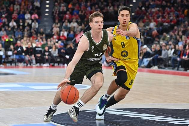 Justus HOLLATZ (FCB), Aktion,Zweikampf gegen Matteo SPAGNOLO (Berlin). Basketball BBL,Saison 2024 2025 FC Bayern Muenchen-Alba Berlin 99-86 am 02.02.2025, S A P G A R D EN