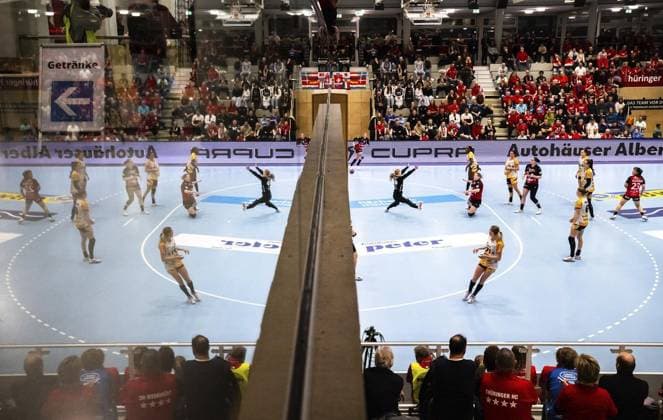 Bilder des Jahres 2025, Sport 02 Februar Sport Themen der Woche KW06 Sport Bilder des Tages HANDBALL FRAUEN 1. BUNDESLIGA 16. SPIELTAG THC - HSG BENSHEIM AUERBACH ** NUR FÜR REDAKTIONELLE ZWECKE ** EDITORIAL USE ONLY **<p>05 02 2025-Bad Langensalza: Handball Frauen 1. Bundesliga Frauen Saison 2024-2025 Salzhalle 16. Spieltag Thüringer HC - HSG Bensheim Auerbach im Foto: Julie Holm 8 (Thüringer HC) im Zweikampf mit Torhüterin Helen van Beurden 36 (HSG Bensheim Auerbach) ( Deutschland Thueringen Bad Langensalza Copyright: SaschaxFromm