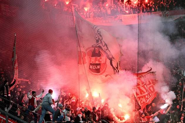 Bilder des Jahres 2025, Sport 02 Februar Sport Themen der Woche KW06 Sport Bilder des Tages Fans Koeln Fans mit Pyrotechnik waehrend des Spiels im Viertelfinale des DFB-Pokal zwischen Bayer 04 Leverkusen und 1. FC Köln in der BayArena am 05. February 2025 in Leverkusen, Deutschland. (Foto von Ralf Treese DeFodi Images) +++ Fans Koeln supporters use pyrotechnics during the DFB-Cup - quarterfinals match between Bayer 04 Leverkusen and 1. FC Koeln at BayArena on February 5, 2025 in Leverkusen, Germany. (Photo by Ralf Treese DeFodi Images) DFB DFL REGULATIONS PROHIBIT ANY USE OF PHOTOGRAPHS AS IMAGE SEQUENCES AND OR QUASI-VIDEO. (Photo by Ralf Treese DeFodi Images) Defodi-521_LEVKOE20250205_029