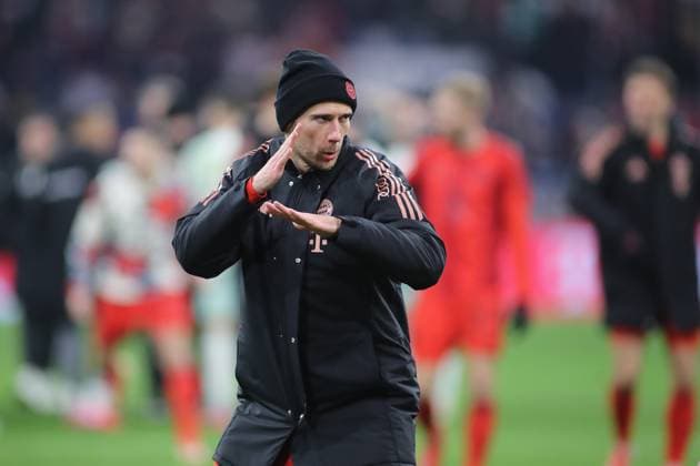 Sport Themen der Woche KW06 München, Deutschland, 07. Februar 2025: Fussball, Herren, Bundesliga, Saison 2024 2025, FC Bayern München - SV Werder Bremen, Allianz Arena Kung Fu Künste bei Leon Goretzka (FC Bayern München) nach dem Spiel DFB, DFL regulations prohibit any use of photographs as image sequences and or quasi-video