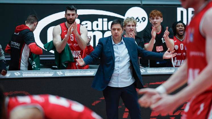 Im Bild: Head-Coach Sasa Filipovski (Wuerzburg Baskets), Verwunderung 09.02.2025, FIT-One Wuerzburg Baskets vs. Rostock Seawolves, easyCredit BBL, 20. Spieltag, Deutschland, Wuerzburg, tectake-Arena, Copyright: HMBxMedia xJulienxBecker