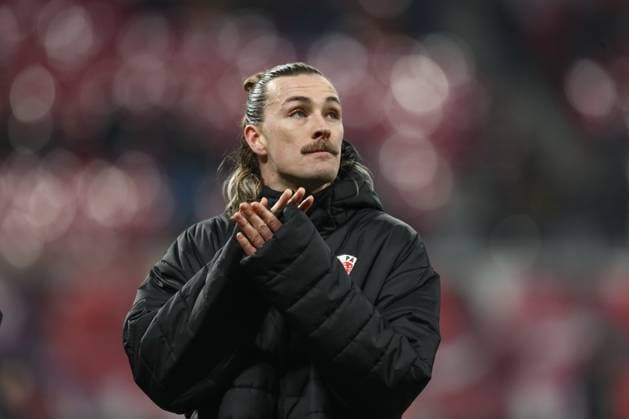 09.02.2025, xtgx, Fussball 1. Bundesliga, RB Leipzig - FC St. Pauli emspor, v.l. Jackson Irvine (St Pauli, 7) Bedankt sich bei den Fans enttaeuscht, enttäuscht, schaut enttaeuscht, niedergeschlagen, disappointed (DFL DFB REGULATIONS PROHIBIT ANY USE OF PHOTOGRAPHS as IMAGE SEQUENCES and or QUASI-VIDEO) Leipzig