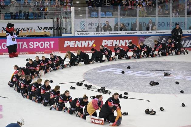 Bilder des Jahres 2025, Sport 02 Februar Sport Themen der Woche KW06 Sport Bilder des Tages Grenzenloser Jubel nach dem Abpfiff , Deutschland. (GER) - Ungarn (HUN), Eishockey, International Ice hockey, Eishockey Federation, IIHF, 09.02.2025 Bremerhaven Bremen Deutschland