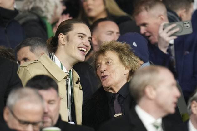 Bilder des Jahres 2025, Sport 02 Februar Sport Themen der Woche KW07 Sport Bilder des Tages Sir Rod Stewart speaks to his son Alastair Stewart in the Director s Box at Celtic Park Celtic v Bayern Munich, UEFA Champions League, Knockout Round Play-offs, First Leg, Football, Celtic Park, Glasgow, UK - 12 Feb 2025 EDITORIAL USE ONLY No use with unauthorised audio, video, data, fixture lists, club league logos or live services. Online in-match use limited to 120 images, no video emulation. No use in betting, games or single club league player publications. Copyright: xStuartxWallace Shutterstockx 15136907bw