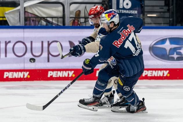 Kampf um den Puck Zweikampf zwischen Mirko Hoefflin (Schwenninger Wild Wings, 10) und Taro Hirose (EHC Red Bull Muenchen, 17). GER, EHC Red Bull Muenchen vs. Schwenninger Wild Wings, Eishockey, DEL, 44. Spieltag, Saison 2024 2025, 13.02.2025. GER, EHC Red Bull Muenchen vs. Schwenninger Wild Wings, Eishockey, DEL, 44. Spieltag, Saison 2024 2025, 13.02.2025. Muenchen Copyright: xEibner-Pressefoto HeikexFeinerx EP_HFR