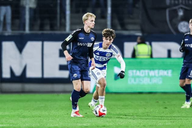 Fussball, Regionalliga West Saison 2024 2025 22.Spieltag MSV Duisburg - SC Paderborn U21, U 21 14.02.2025, schauinsland-reisen-arena Anton Bäuerle (SC Paderborn U21, 14) Simon Symalla (MSV Duisburg, 23) Duisburg schauinsland-reisen-arena Nordrhein-Westfahlen Deutschland