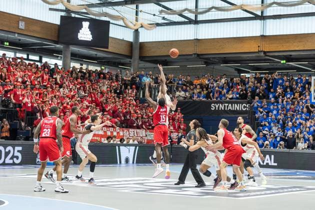 easyCredit Basketball Bundesliga, BBL, VIMODROM TOP FOUR 2025, Herren. 14.02.2025, FC Bayern München Basketball - Syntainics MBC, Halbfinale 1. Tipp off, Ty Brewer (Syntainics MBC, No 15), Johannes Voigtmann (FC Bayern München Basketball, No 7) Copyright. Alexander Trienitz.