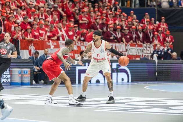 easyCredit Basketball Bundesliga, BBL, VIMODROM TOP FOUR 2025, Herren. 14.02.2025, FC Bayern München Basketball - Syntainics MBC, Halbfinale 1. Nick Weiler-Babb (FC Bayern München Basketball, No 0), Charles Callison (Syntainics MBC, No 23) Copyright. Alexander Trienitz.