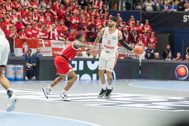 easyCredit Basketball Bundesliga, BBL, VIMODROM TOP FOUR 2025, Herren. 14.02.2025, FC Bayern München Basketball - Syntainics MBC, Halbfinale 1. Nick Weiler-Babb (FC Bayern München Basketball, No 0), Charles Callison (Syntainics MBC, No 23) Copyright. Alexander Trienitz.