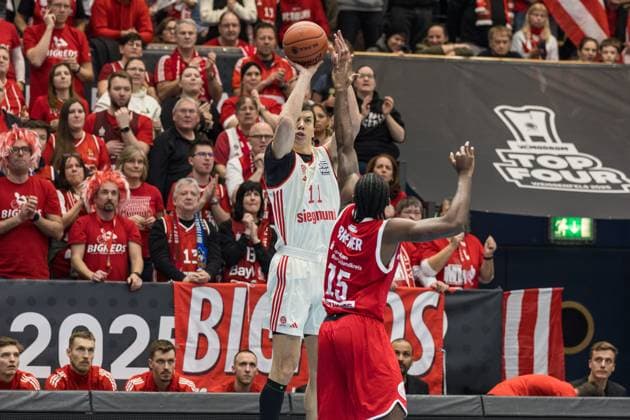 easyCredit Basketball Bundesliga, BBL, VIMODROM TOP FOUR 2025, Herren. 14.02.2025, FC Bayern München Basketball - Syntainics MBC, Halbfinale 1. Vladimir Lucic (FC Bayern München Basketball, No 11), Ty Brewer (Syntainics MBC, No 15) Copyright. Alexander Trienitz.