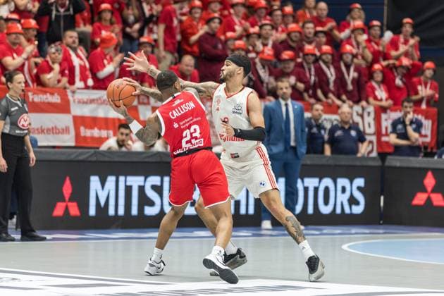 easyCredit Basketball Bundesliga, BBL, VIMODROM TOP FOUR 2025, Herren. 14.02.2025, FC Bayern München Basketball - Syntainics MBC, Halbfinale 1. Charles Callison (Syntainics MBC, No 23), Nick Weiler-Babb (FC Bayern München Basketball, No 0) Copyright. Alexander Trienitz.