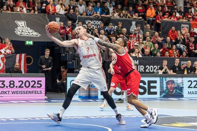 easyCredit Basketball Bundesliga, BBL, VIMODROM TOP FOUR 2025, Herren. 14.02.2025, FC Bayern München Basketball - Syntainics MBC, Halbfinale 1. Johannes Voigtmann (FC Bayern München Basketball, No 7), Charles Callison (Syntainics MBC, No 23) Copyright. Alexander Trienitz.