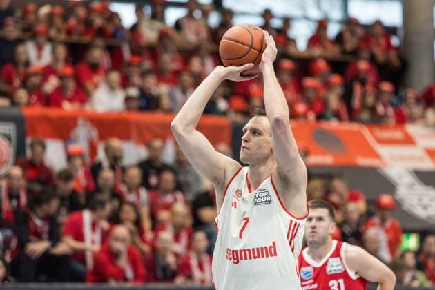 easyCredit Basketball Bundesliga, BBL, VIMODROM TOP FOUR 2025, Herren. 14.02.2025, FC Bayern München Basketball - Syntainics MBC, Halbfinale 1. Johannes Voigtmann (FC Bayern München Basketball, No 7) beim Freiwurf Copyright. Alexander Trienitz.