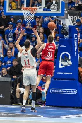 easyCredit Basketball Bundesliga, BBL, VIMODROM TOP FOUR 2025, Herren. 14.02.2025, FC Bayern München Basketball - Syntainics MBC, Halbfinale 1. Spencer Reaves (Syntainics MBC, No 31), Vladimir Lucic (FC Bayern München Basketball, No 11) Copyright. Alexander Trienitz.