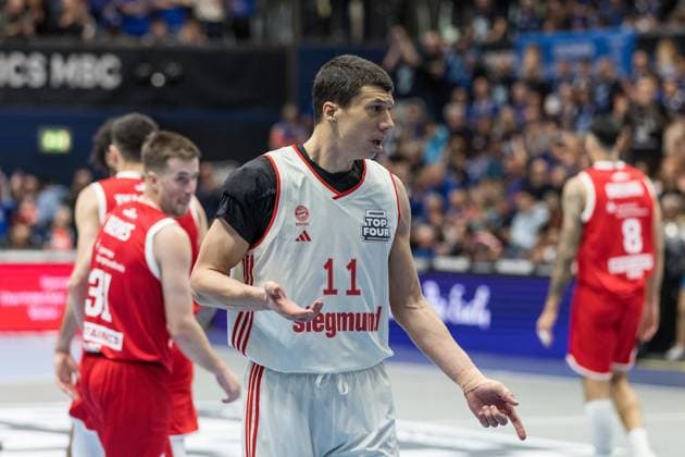 easyCredit Basketball Bundesliga, BBL, VIMODROM TOP FOUR 2025, Herren. 14.02.2025, FC Bayern München Basketball - Syntainics MBC, Halbfinale 1. Vladimir Lucic (FC Bayern München Basketball, No 11) diskutiert Copyright. Alexander Trienitz.