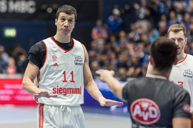 easyCredit Basketball Bundesliga, BBL, VIMODROM TOP FOUR 2025, Herren. 14.02.2025, FC Bayern München Basketball - Syntainics MBC, Halbfinale 1. Vladimir Lucic (FC Bayern München Basketball, No 11) diskutiert Copyright. Alexander Trienitz.