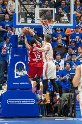 easyCredit Basketball Bundesliga, BBL, VIMODROM TOP FOUR 2025, Herren. 14.02.2025, FC Bayern München Basketball - Syntainics MBC, Halbfinale 1. Ty Brewer (Syntainics MBC, No 15), Andreas Obst (FC Bayern München Basketball, No 13) Copyright. Alexander Trienitz.