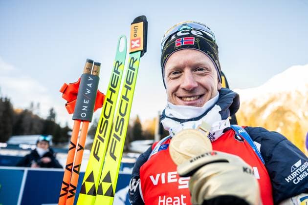 Bilder des Jahres 2025, Sport 02 Februar Sport Themen der Woche KW07 Sport Bilder des Tages 250215 Johannes Thingnes Bo of Norway poses with his gold medal, this was his 21st World Championship, WM, Weltmeisterschaft gold medal, making him the male athlete with the most World Championship golds after the men s 10 km sprint during the IBU Biathlon World Championships on February 15, 2025 in Lenzerheide. Photo: Petter Arvidson BILDBYRAN kod PA PA0975 bbeng skidskytte biathlon skiskyting skidskytte-vm vm ibu world championships biathlon world championships sprint jubel Copyright: PETTERxARVIDSON BB250215PA158