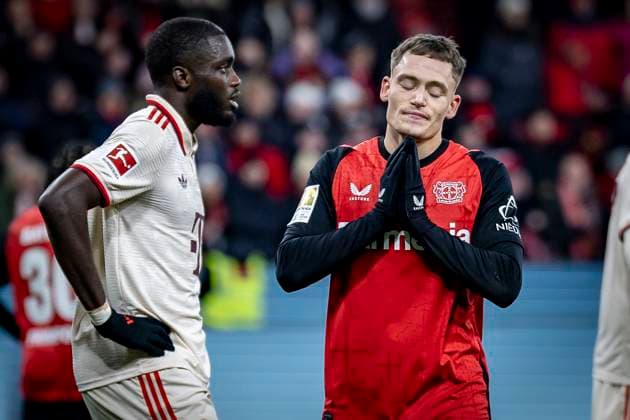 Bilder des Jahres 2025, Sport 02 Februar Sport Themen der Woche KW07 Sport Bilder des Tages 1. Fußball-Bundesliga, Bayer 04 Leverkusen - FC Bayern München, 15.02.2025 Florian Wirtz (Bayer 04 Leverkusen, 10) kann seine vergebene Chance in der Nachspielzeit nicht fassen. Links Dayot Upamecano (FC Bayern München, 2); Bayer 04 Leverkusen - FC Bayern München an Spieltag 22 der 1. Fußball-Bundesliga am 15.02.2025 in der BayArena in Leverkusen. DIE DFL-VORSCHRIFTEN VERBIETEN JEDE VERWENDUNG VON FOTOS ALS BILDSEQUENZEN UND ODER QUASI-VIDEO. Copyright: xBEAUTIFULxSPORTS AxelxKohringx