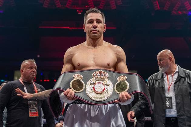 Bilder des Jahres 2025, Sport 02 Februar Sport Themen der Woche KW07 Winner, Felix Sturm, Felix Sturm (Blau) vs. Benjamin Blindert (Rot), Boxen, Titelkampf, Halbschwergewicht, WBA Gold, 15.02.2025 Neu-Ulm Baden-Wuerttemberg Deutschland