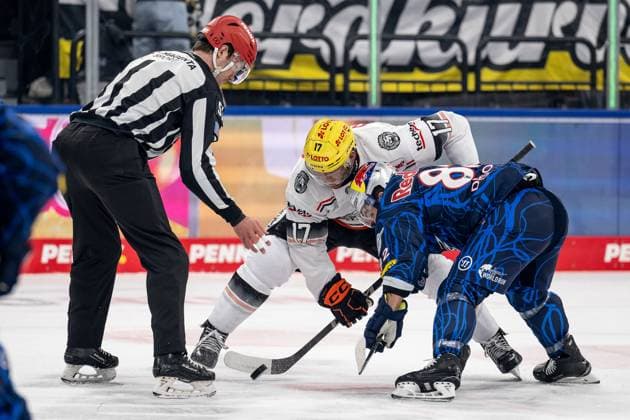 Linesperson Joshua Roemer fuehrt ein Bully Faceoff aus zwischen Carter Rowney (Loewen Frankfurt, 17) und Chris DeSousa (EHC Red Bull Muenchen, 82). GER, EHC Red Bull Muenchen vs. Loewen Frankfurt, Eishockey, DEL, 45. Spieltag, Saison 2024 2025, 16.02.2025. GER, EHC Red Bull Muenchen vs. Loewen Frankfurt, Eishockey, DEL, 45. Spieltag, Saison 2024 2025, 16.02.2025. Muenchen Copyright: xEibner-Pressefoto HeikexFeinerx EP_HFR
