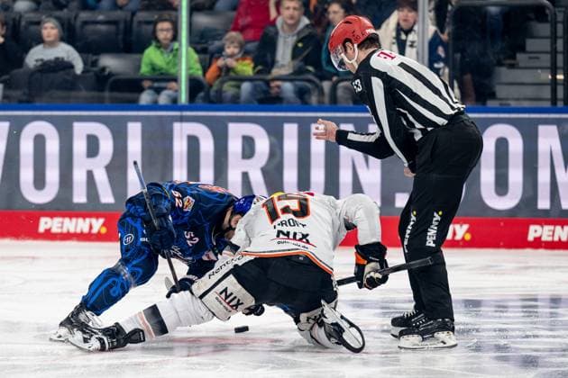Linesperson Joshua Roemer fuehrt ein Bully Faceoff aus zwischen Patrick Hager (EHC Red Bull Muenchen, 52) und Carter Proft (Loewen Frankfurt, 15). GER, EHC Red Bull Muenchen vs. Loewen Frankfurt, Eishockey, DEL, 45. Spieltag, Saison 2024 2025, 16.02.2025. GER, EHC Red Bull Muenchen vs. Loewen Frankfurt, Eishockey, DEL, 45. Spieltag, Saison 2024 2025, 16.02.2025. Muenchen Copyright: xEibner-Pressefoto HeikexFeinerx EP_HFR