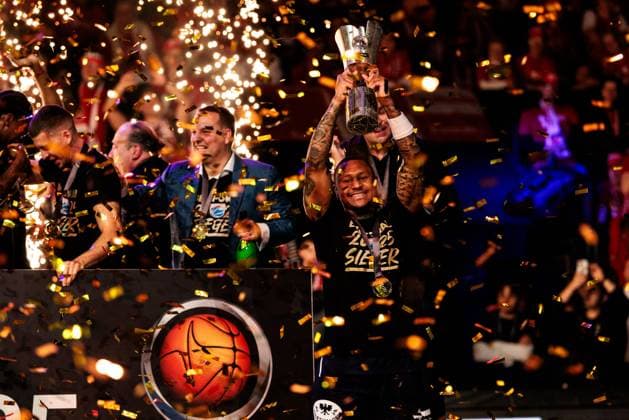 Bilder des Jahres 2025, Sport 02 Februar Sport Themen der Woche KW07 VIMODROM TOP FOUR 2025: Finale Syntainics MBC - Bamberg Baskets; 16.02.2025 Charles Callison (Syntainics MBC, 23) hält strahlend im Konfettiregen den BBL Pokal in die Höhe VIMODROM TOP FOUR 2025: Finale Syntainics MBC - Bamberg Baskets, Weissenfels, Stadthalle Weissenfels am 16.02.2025 Copyright: xBEAUTIFULxSPORTS Wunderlx